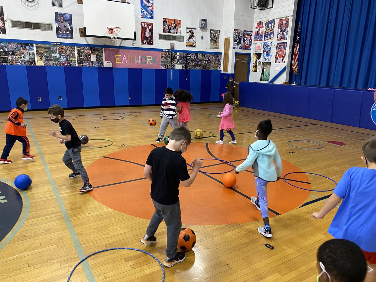 violaphysed's tweet photo. Viola 1st graders  warming up on the track and enjoying soccer activities.  Have a great weekend!! @violaphysed @ViolaAchieves @SuffernCSD https://t.co/xTLTYt4FVn