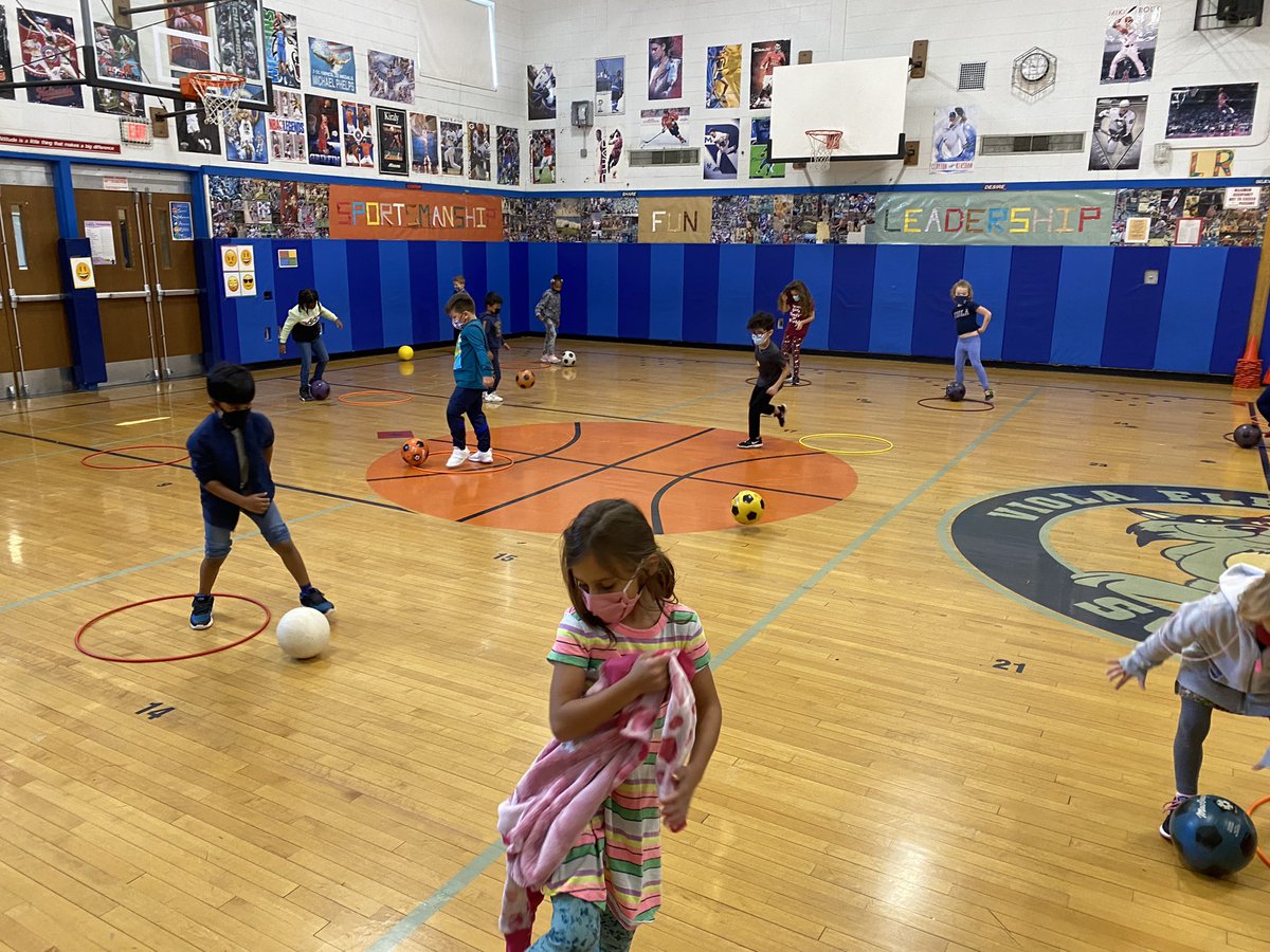 violaphysed's tweet photo. Viola 1st graders  warming up on the track and enjoying soccer activities.  Have a great weekend!! @violaphysed @ViolaAchieves @SuffernCSD https://t.co/xTLTYt4FVn