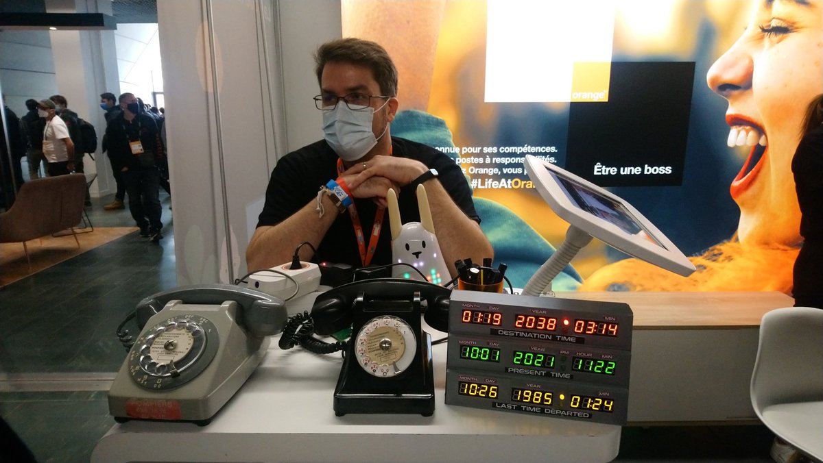thomas_chappe's tweet photo. Les parisiens aiment encore + les #s63 et #u43 que les niçois. Contrôle aéroport particulièrement méticuleux. #safetyFirst.  Je regrette rien. 2 jours supers sur le stand @orange au #DevoxxFR et tellement de moments riches de partage! #geek #softwareCulture #innovation https://t.co/4uRzhq38t4