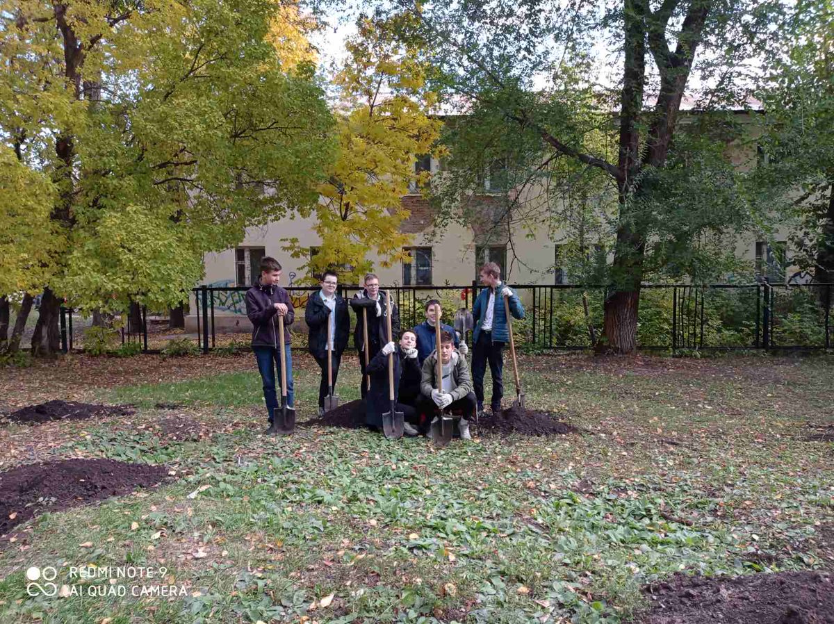 Мероприятие в рамках общегородской акции, посвященной Дню учителя и воспитателя "Самара - цветущий сад". Аллея в честь учителей Школы 22.
Спасибо 8а, 8б и 9 класс и учителям, которые организовали ребят в помощь! Яблони зимних и осенних сортов Жигулевское, Кутузова, Куйбышевское.