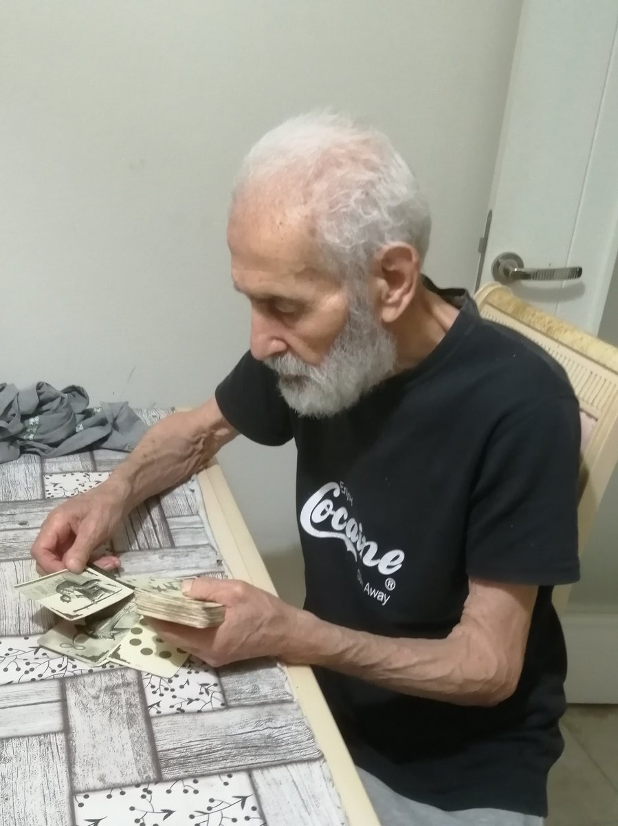 milatarott's tweet photo. Dedem 81 alzhemier hastası, tarot kartlarımı askerlik fotoğrafları sanıp hey gidi günler diyor... https://t.co/OuYBI8sIhw