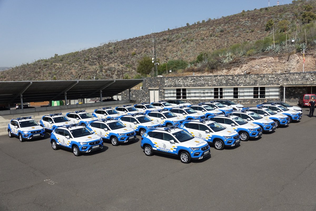 PoliciaLocalSC's tweet photo. Desde hoy contamos con 20 nuevos vehículos/patrulla #SeatAteca perfectamente equipados para las labores policiales. También están operativos 8 vehículos, sin distintivos policiales #RenaultCaptur #HíbridoEnchufable @santacruz_ayto https://t.co/3MW6ilNSUx
