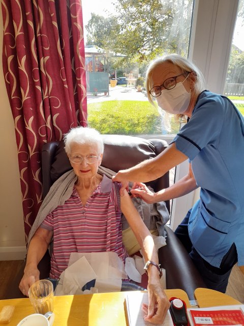MidlothianHSCP's tweet photo. What a week! Well over 5000 residents have now had their flu vaccination in #Midlothian. Huge thanks to all our vaccination teams for their hard work, and particular thanks to the Care Home Support Team for these lovely pictures of Isabella and Alice getting theirs. #FluIsSerious https://t.co/gCOLas4tf1