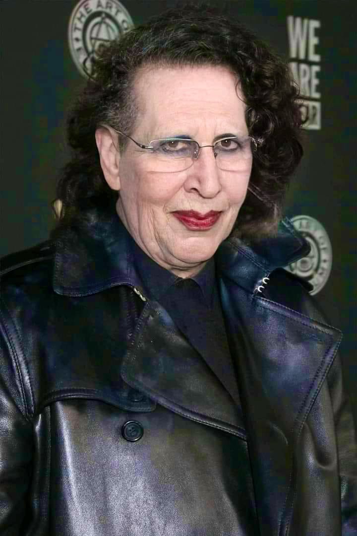 Marilyn Manson si è trasformato nella signora che a messa passa col cestino per le offerte.