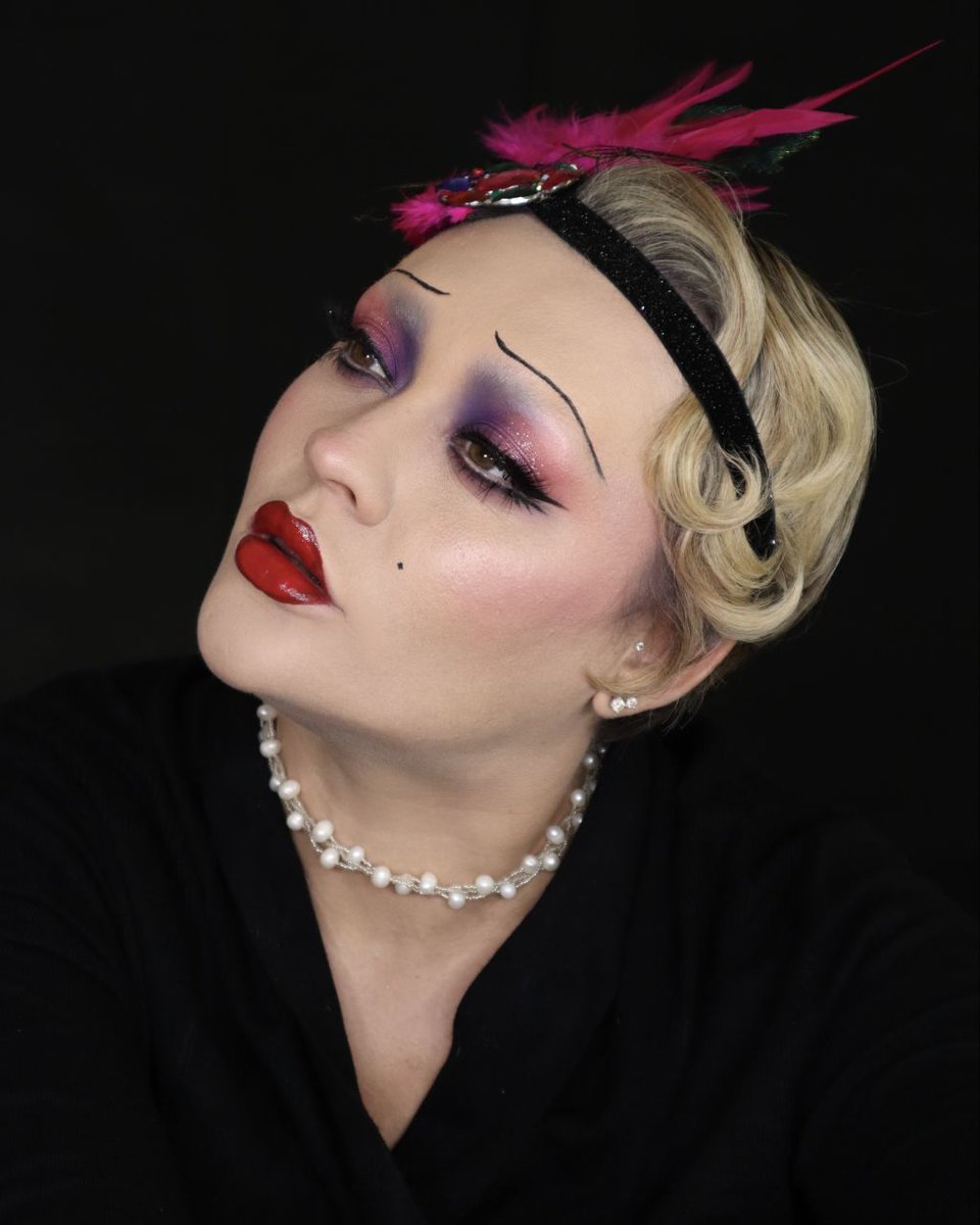 HannahLisaMUA's tweet photo. Who’s planning on going as a flapper girl this halloween!?

#muasupport #muafollowme #mua #halloween #halloweencostume #halloweenmakeupideas #halloweenmakeup https://t.co/t3YRwBs2b2