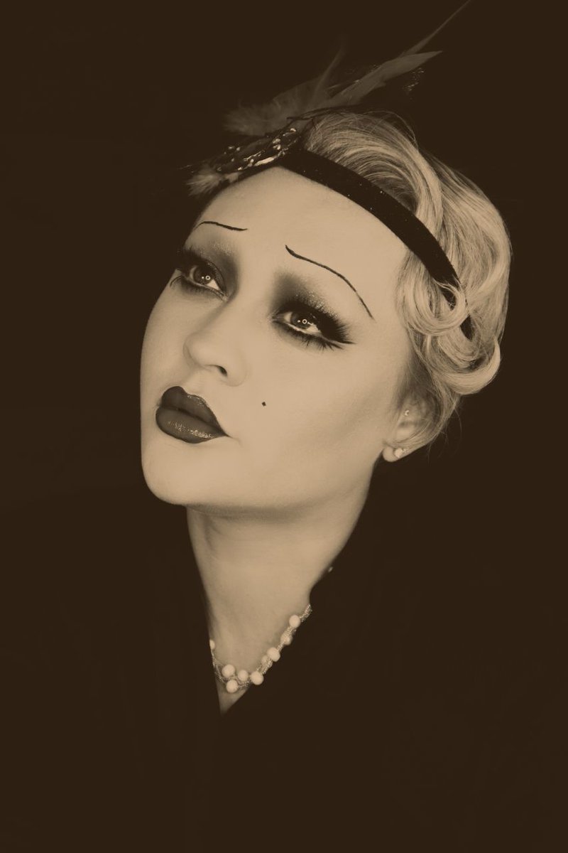 HannahLisaMUA's tweet photo. Who’s planning on going as a flapper girl this halloween!?

#muasupport #muafollowme #mua #halloween #halloweencostume #halloweenmakeupideas #halloweenmakeup https://t.co/t3YRwBs2b2