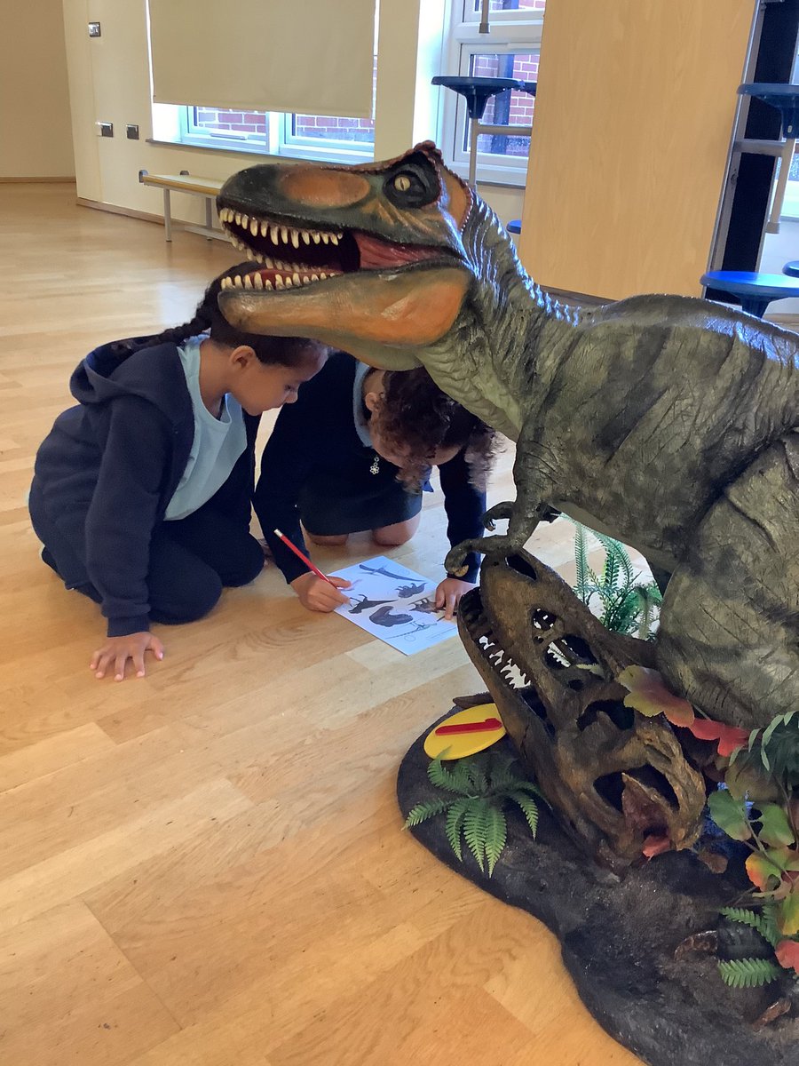 AButlerGDPS's tweet photo. The dinosaur experts came! Year 1 were amazed and learnt lots of amazing facts. https://t.co/uM6RwwfhR5