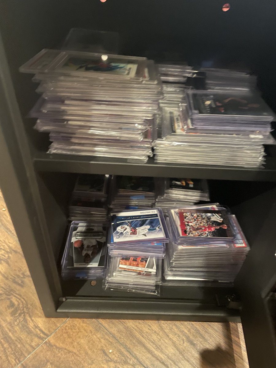 defi_wealth's tweet photo. Holding tons of appreciating π mint RCs of the greatest athletes in the OmegaVault. As the cards appreciate into millions of dollars over time, our OmegaSports πͺ goes to the π. Other driving factors to be revealed. https://t.co/79pkvs4we7