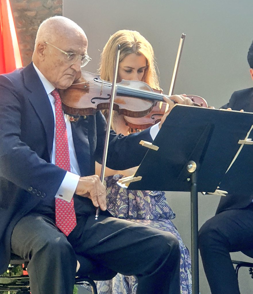 simonaumberta's tweet photo. Che meraviglia, vedere anche le mollette di Salvatore Accardo per tenere lo spartito - mentre suona divinamente con un gruppo di valentissim* giovani musicist* il Concerto Brandeburghese n.3 di J.S. Bach (emozione infinita!😍) https://t.co/vxglZefGTA
