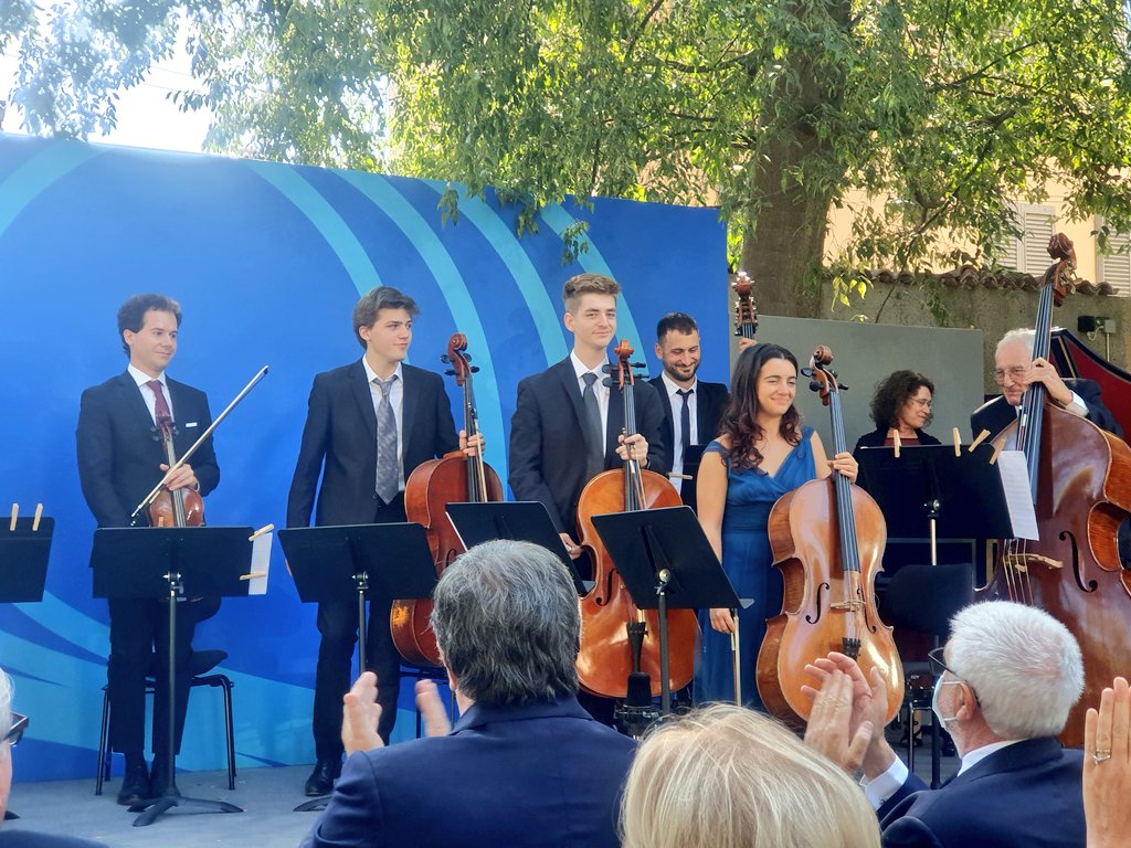 simonaumberta's tweet photo. Che meraviglia, vedere anche le mollette di Salvatore Accardo per tenere lo spartito - mentre suona divinamente con un gruppo di valentissim* giovani musicist* il Concerto Brandeburghese n.3 di J.S. Bach (emozione infinita!😍) https://t.co/vxglZefGTA