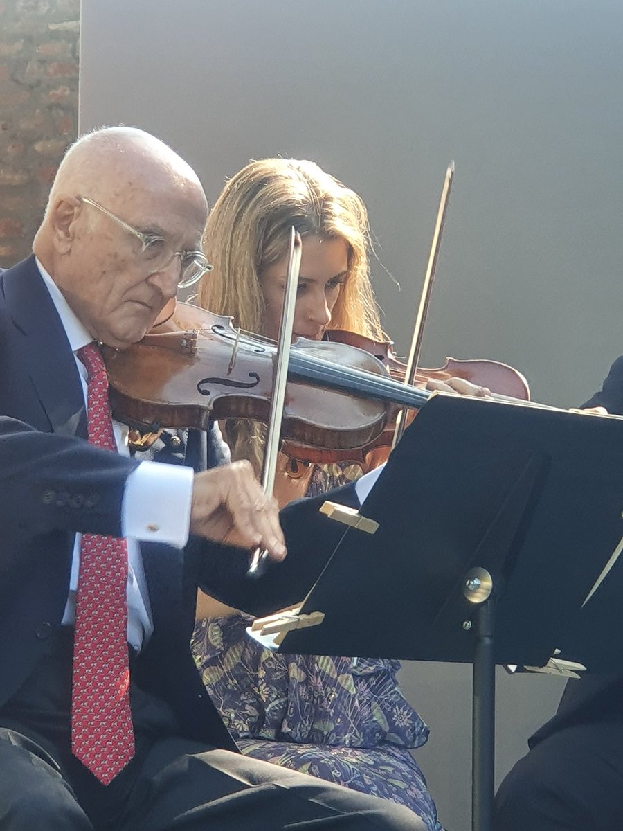 simonaumberta's tweet photo. Che meraviglia, vedere anche le mollette di Salvatore Accardo per tenere lo spartito - mentre suona divinamente con un gruppo di valentissim* giovani musicist* il Concerto Brandeburghese n.3 di J.S. Bach (emozione infinita!😍) https://t.co/vxglZefGTA
