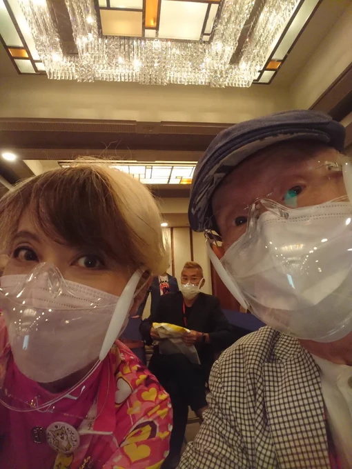 本日、公益社団法人日本漫画家協会が外務省から表彰されました。感謝感謝です。2枚目はチョー元気だからねと仰るちばてつや先生と一本木蛮ちゃんです。 