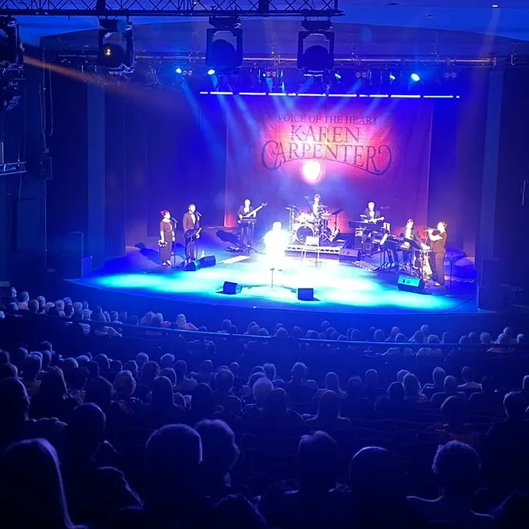 #Theatrelife Back on stage <a href="/QueensTheatreH/">Queen's Theatre Hornchurch</a> performing with the hit show The Carpenters Voice of the Heart UK tour.
Love performing at the Queens...fantastic theatre❤
#TheCarpenters #Onstage #Hornchurch #Essex #Theatre #livemusic
