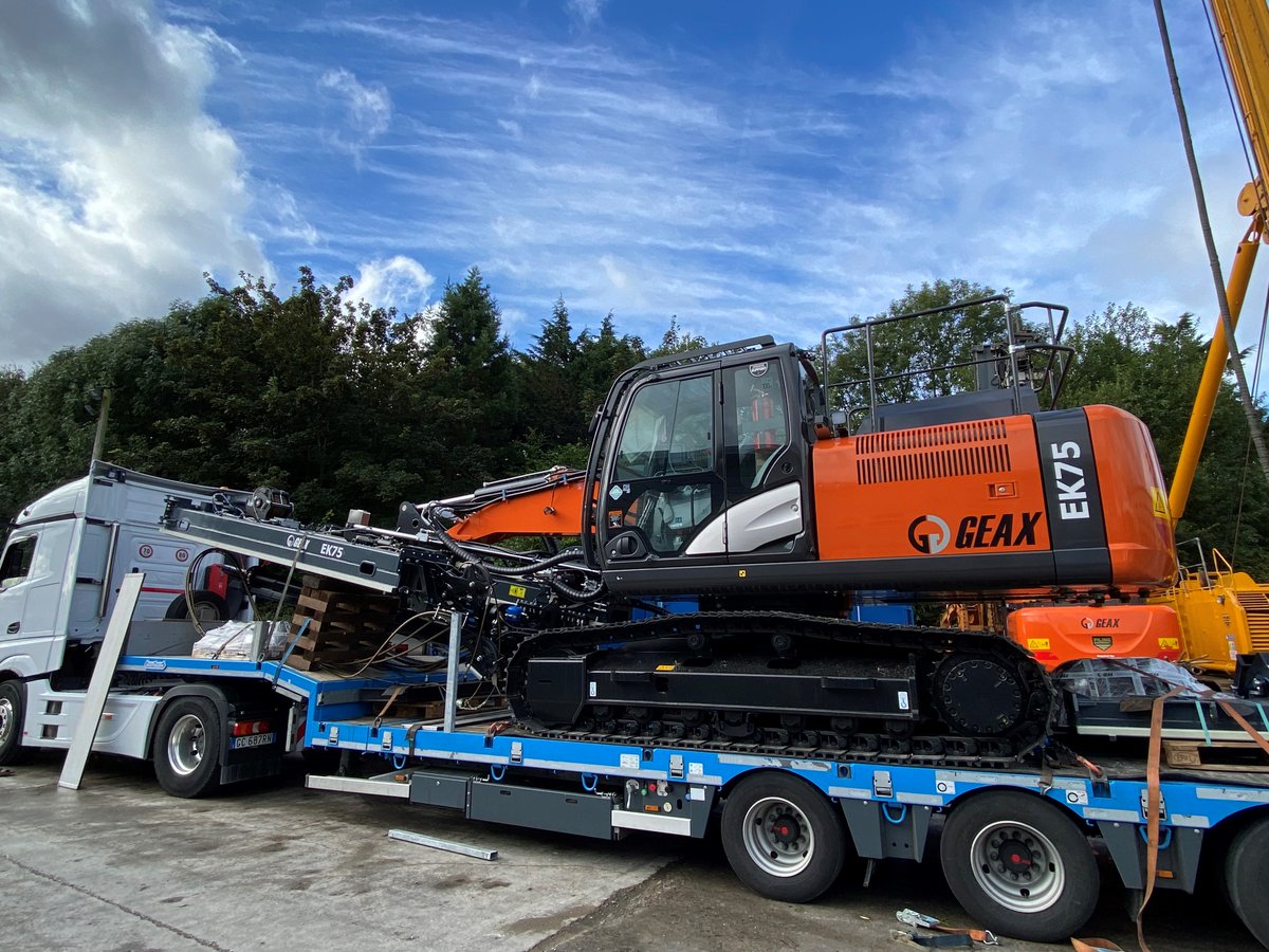 Another exciting day here at HQ 🎉 Our brand new <a href="/GEAXdrill/">GEAX Piling Rigs</a> EK75 has just arrived!