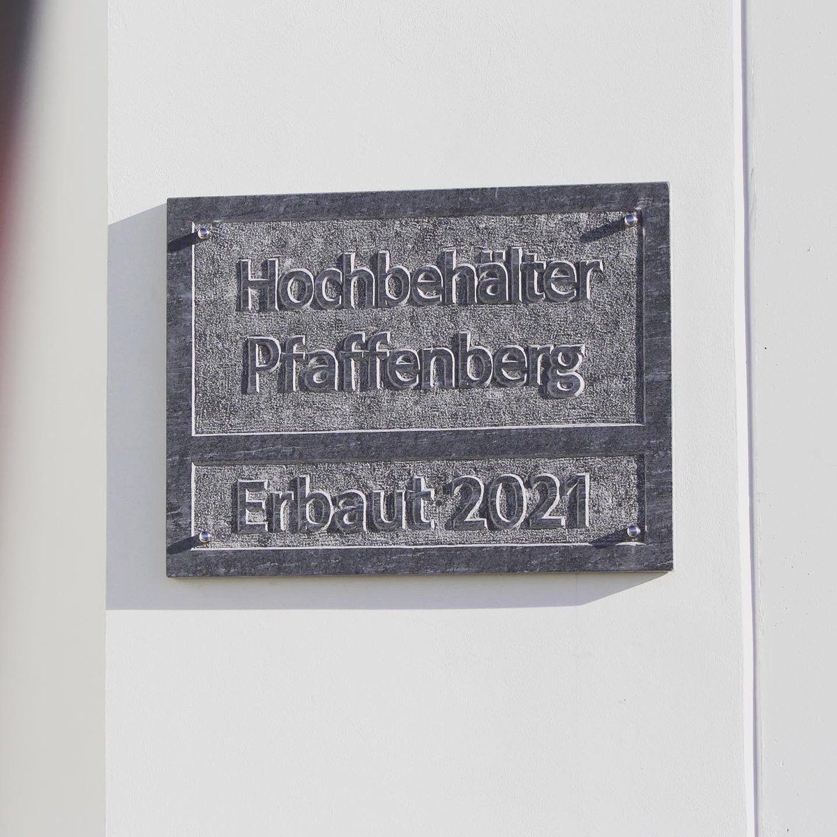 klugelars's tweet photo. Ich freue mich, dass heute der neue Hochbehälter auf dem #Pfaffenberg übergeben werden konnte. Damit wird die #Trinkwasserversorgung für #HohensteinErnstthal auch für die Zukunft sichergestellt. Der Regionale Zweckverband Wasserversorgung hat 1 Mio. € investiert. Wasser marsch! https://t.co/KWFFAKoA4R