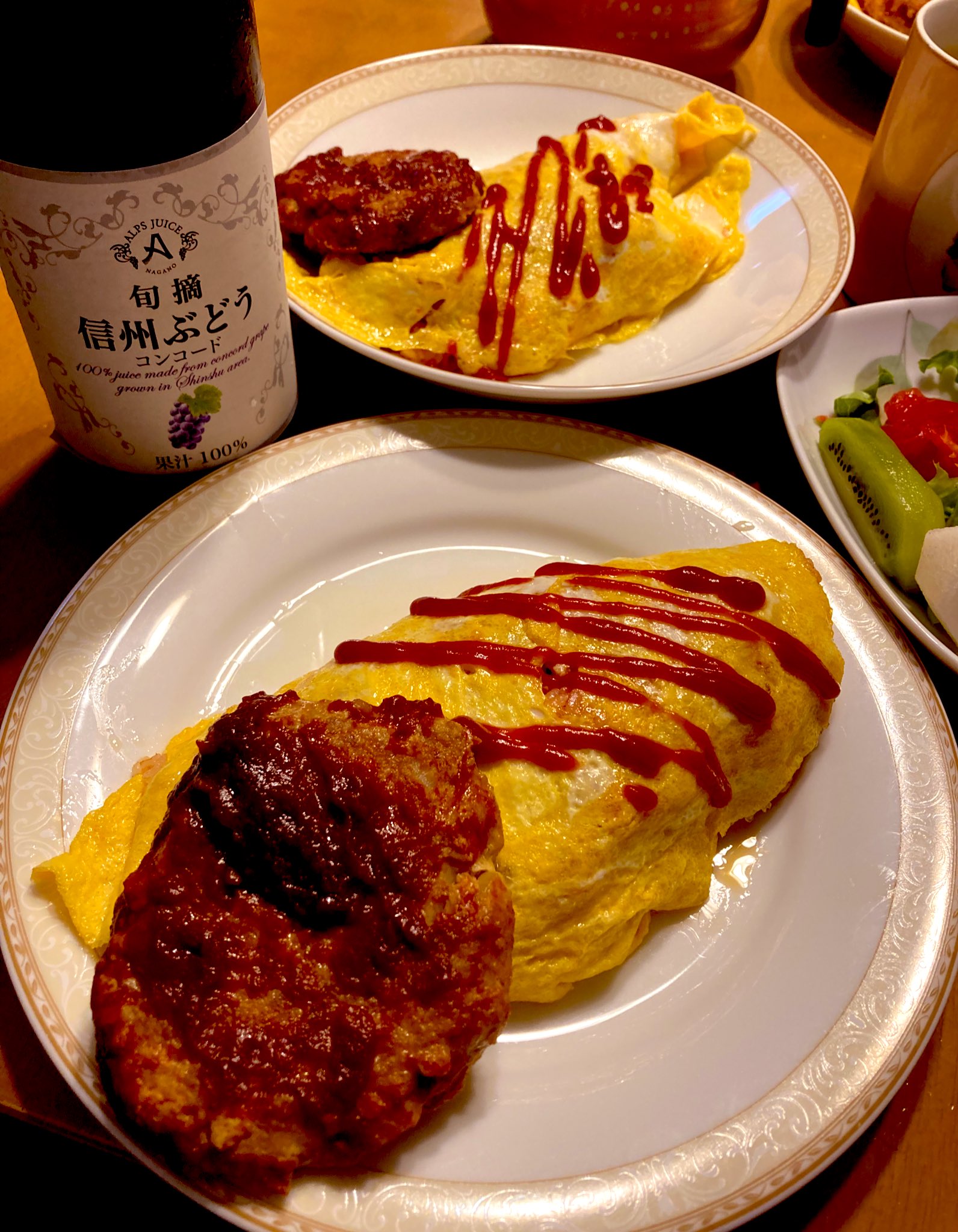 とっこ オムライス オン ハンバーグ 余ってた豆乳を卵に入れてみたら 薄焼卵がうまくいった 大発見 夕飯の写真がマンネリしてきたから メインをアップで撮ってみた 夕飯 献立 夜ごはん おうちごはん とっこ献立 おうちカフェ