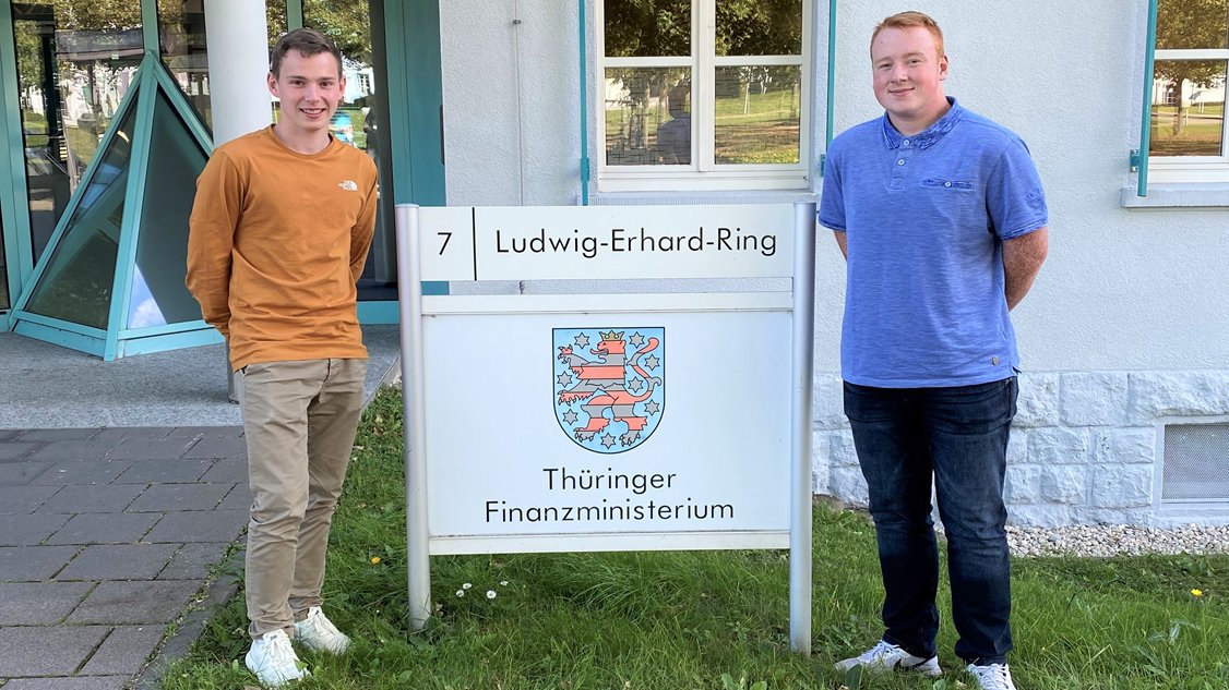 FinanzenTH's tweet image. Heute startet an der @DHGeraEisenach der #Studiengang #Verwaltungsinformatik - mit Praxisteil in den Landesbehörden. 
Auch das #TFM hat sich #IT-Nachwuchs gesichert.👇 Interesse geweckt❓ 
Dann informiere Dich unter: ⬇️
finanzen.thueringen.de/wir-bilden-aus…