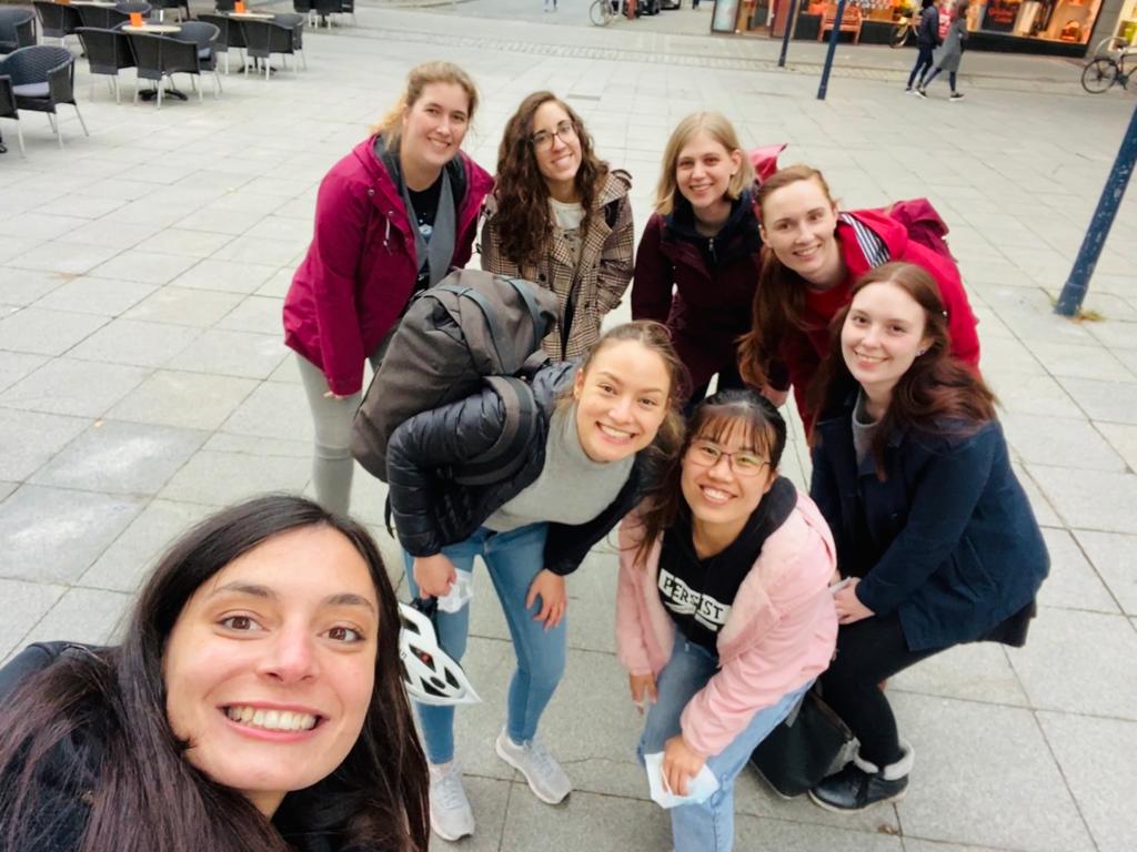 GIRLS JUST WANNA HAVE FUNding for their scientific research! ⚗️🧪🧬🥰
#WomenInScience #Chemistry #Supramolecular #girlsnight #Smile <a href="/guido_clever/">Clever Lab</a> <a href="/TU_Dortmund/">TU Dortmund</a>