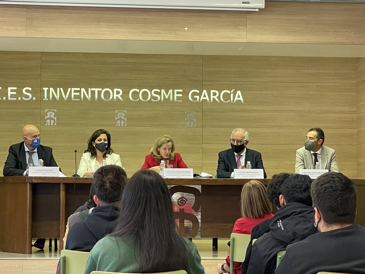 Hoy en nuestro centro <a href="/IESCosmeGarcia/">Cosme García</a> hemos tenido l visita de la vicepresidenta <a href="/NadiaCalvino/">Nadia Calviño</a> la presidenta de La Rioja <a href="/ConchaAndreu/">Concha Andreu | #LaRioja ❤️🤍💚💛</a> el Consejero de Educación y el Director General de FP <a href="/fplarioja/">Formación Profesional La Rioja</a>. Imágenes del aula de #Automated  #Robotics #Industry40 #digitalization