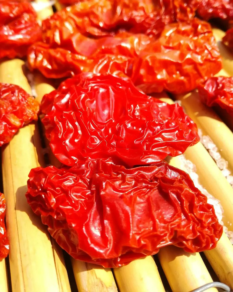 ilsalentofood's tweet photo. 🍂🍁È arritavo ottobre! 🍂🍁Ed ecco che grazie ai nostri 🍅pomodori secchi ai sapori mediterranei🌿 in #olioevo possiamo gustarci delle fantastiche leccornie #madeinhome 🔝 può trovare la line in olio evo su 🛒 https://t.co/qLzoZYnhiL 🛒 #tradizioni #food #foodporn #puglia https://t.co/h9cCQOBWDh
