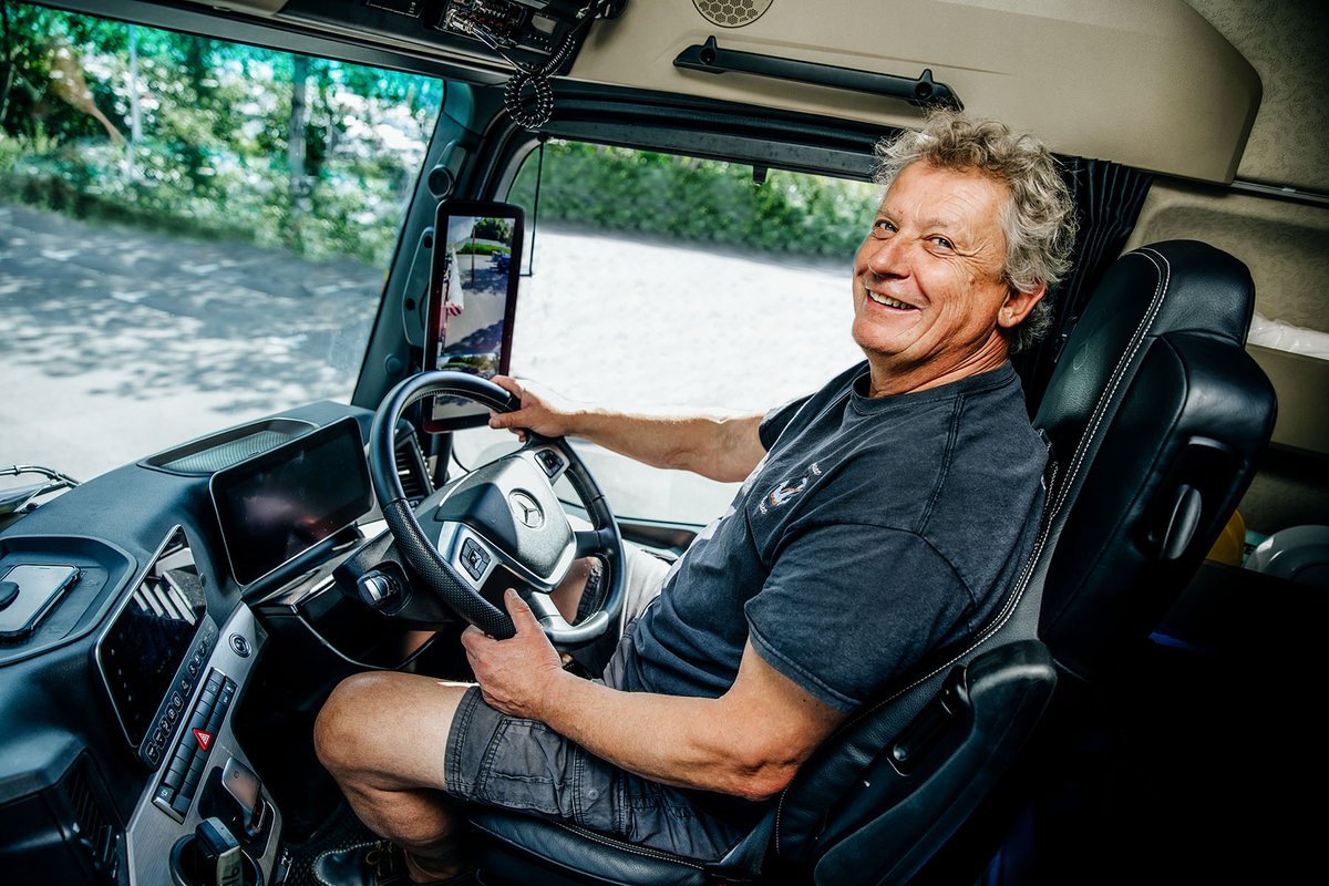 DaimlerTruckUK's tweet photo. Plain sailing for @Coast2CoastBoat as it commissions its first Mercedes-Benz trucks – two Actros 3358 variants supplied by @MarshallMercCV
Read more > https://t.co/YE6AOvIHdx
#MultimediaCockpit #FuelEfficiency #TrucksYouCanTrust https://t.co/3GmRULo3tx