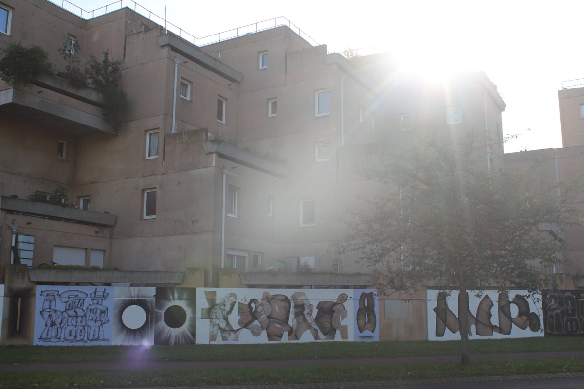 cielaconstell's tweet photo. avec L'Oustider à @VilledEvryCourc en ce moment pour une fresque en partenariat avec le bailleur Les résidences ! passe le voir ;) #lesgrandesmarches #pyramides #evry #loutsider #fresquegraphique #bigWall #streetart #artsurbains https://t.co/RQdPkAOEG0