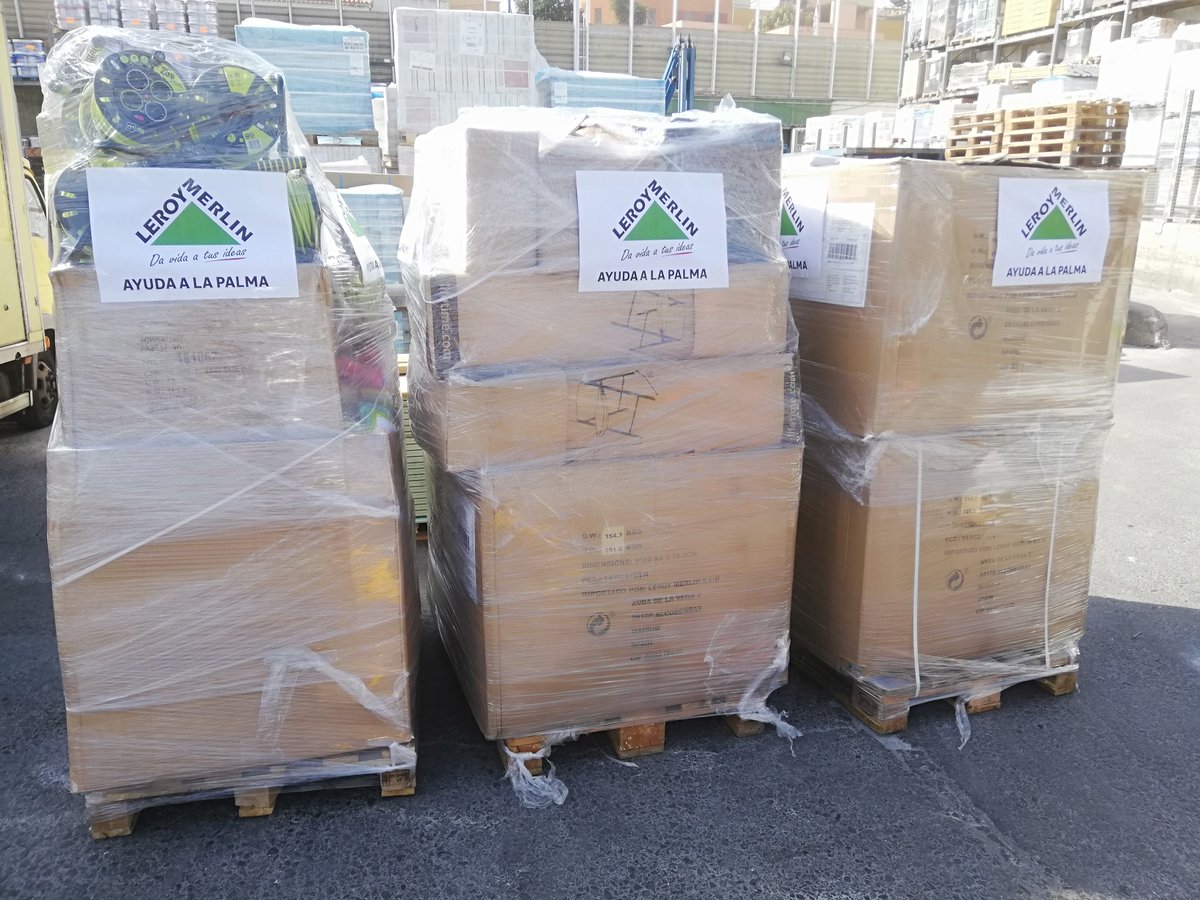 LeroyMerlinCorp's tweet photo. Desde @leroymerlin_es estamos contribuyendo para ayudar a la isla de #LaPalma. En colaboración con @Fundacion_ONCE y @CruzRojaEsp, hemos coordinado el envío de material de emergencia.

Seguimos atentos a nuevas solicitudes para poder aportar todo lo que esté en nuestras manos.🤲 https://t.co/SEhXK3Shya