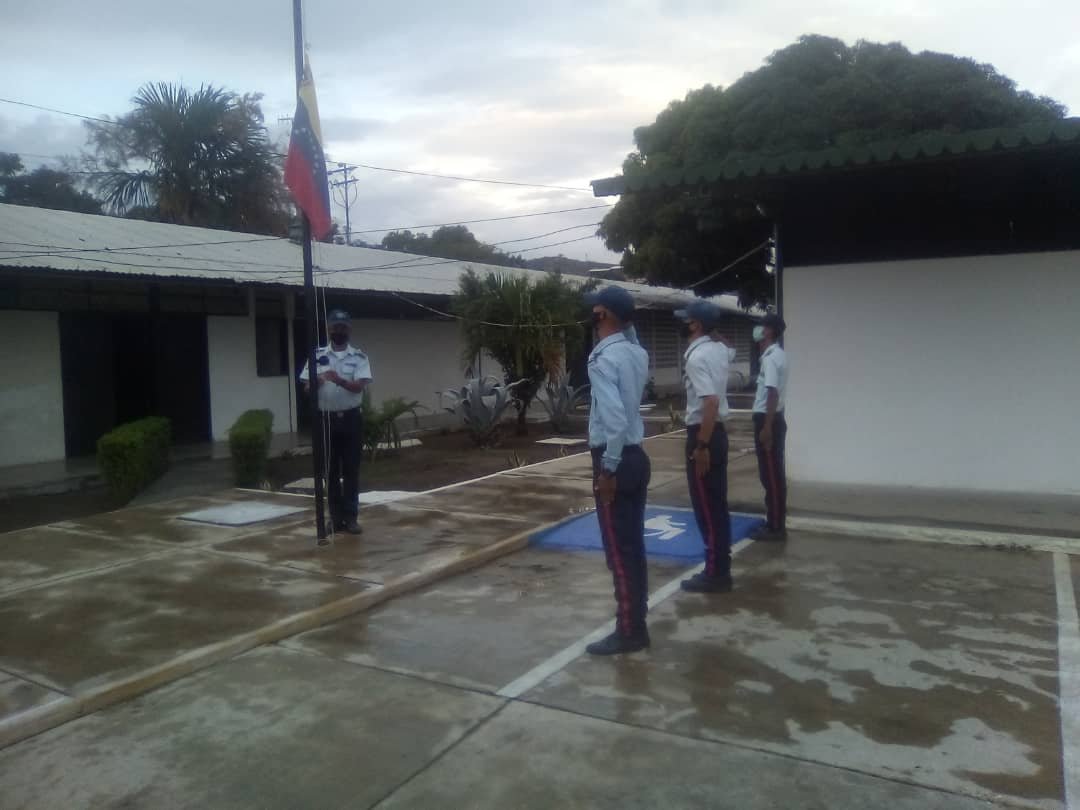 Polilaraoficial's tweet photo. #1Oct Funcionarios de #IACPEL en las instalaciones de la en los diferentes #CCP, realizan ceremonia para izar nuestra Bandera Nacional, simbolo patrio que nos representa como un pais libre y soberano. https://t.co/hg817hVDpa