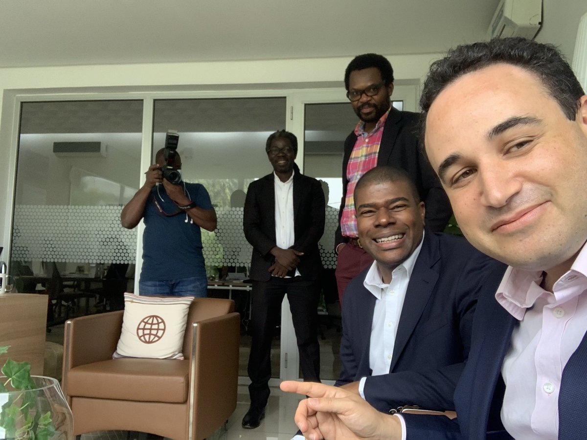 Je suis chez <a href="/abidjan_net/">Abidjan.net</a> pour une interview. Nous fêtons ensemble mes 2000 abonnés sur #Twitter. Merci! #DigitalDiplomacy