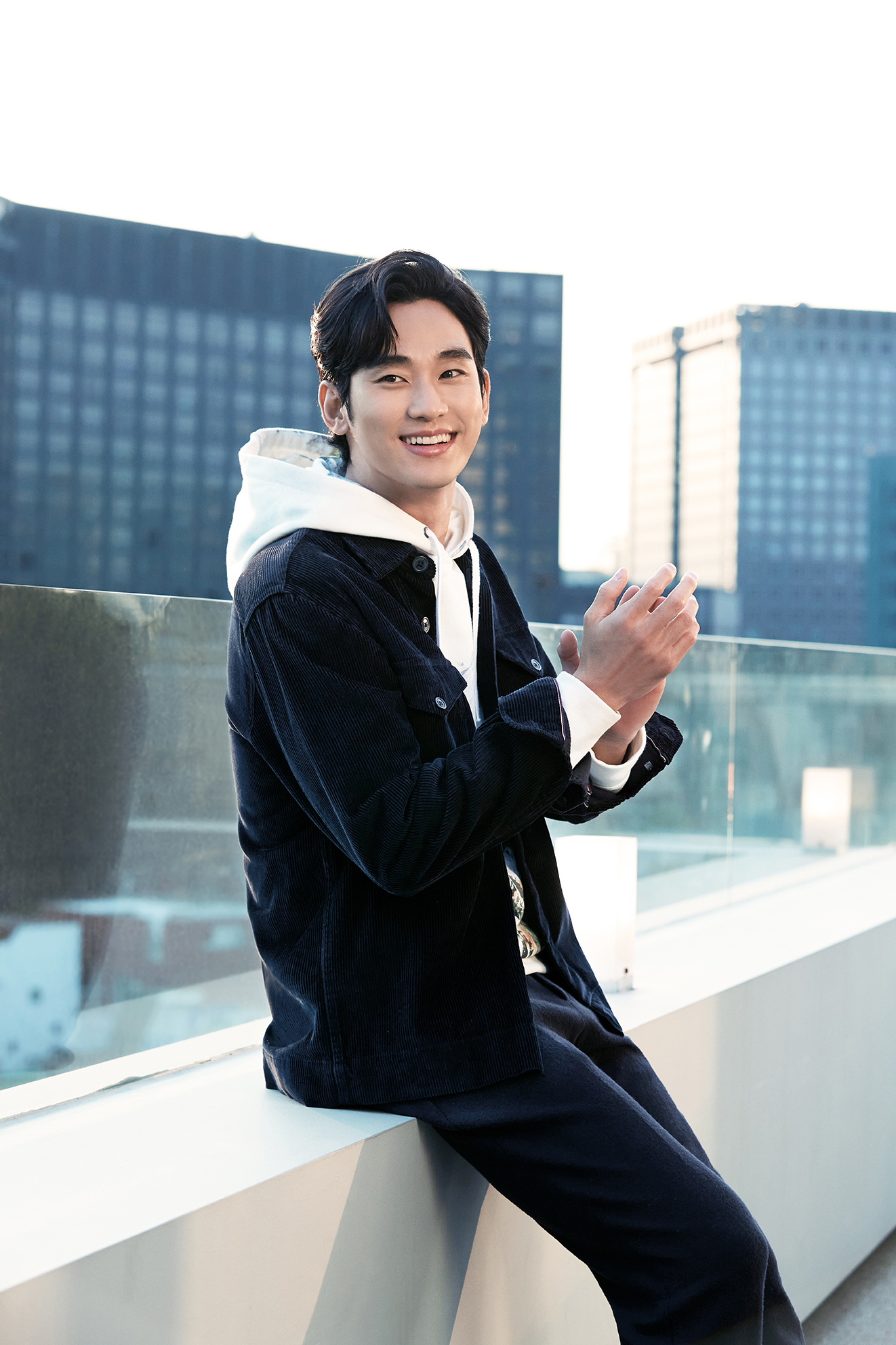 Tommy Hilfiger Japan スペシャルサイトが公開 韓国の俳優 キムスヒョン が着こなす21 フォールコレクション ゆったりめのコーデュロイシャツにオーガニック素材のフーディーをレイヤードした都会的なスタイリングで登場 T Co 2by3ejtav4
