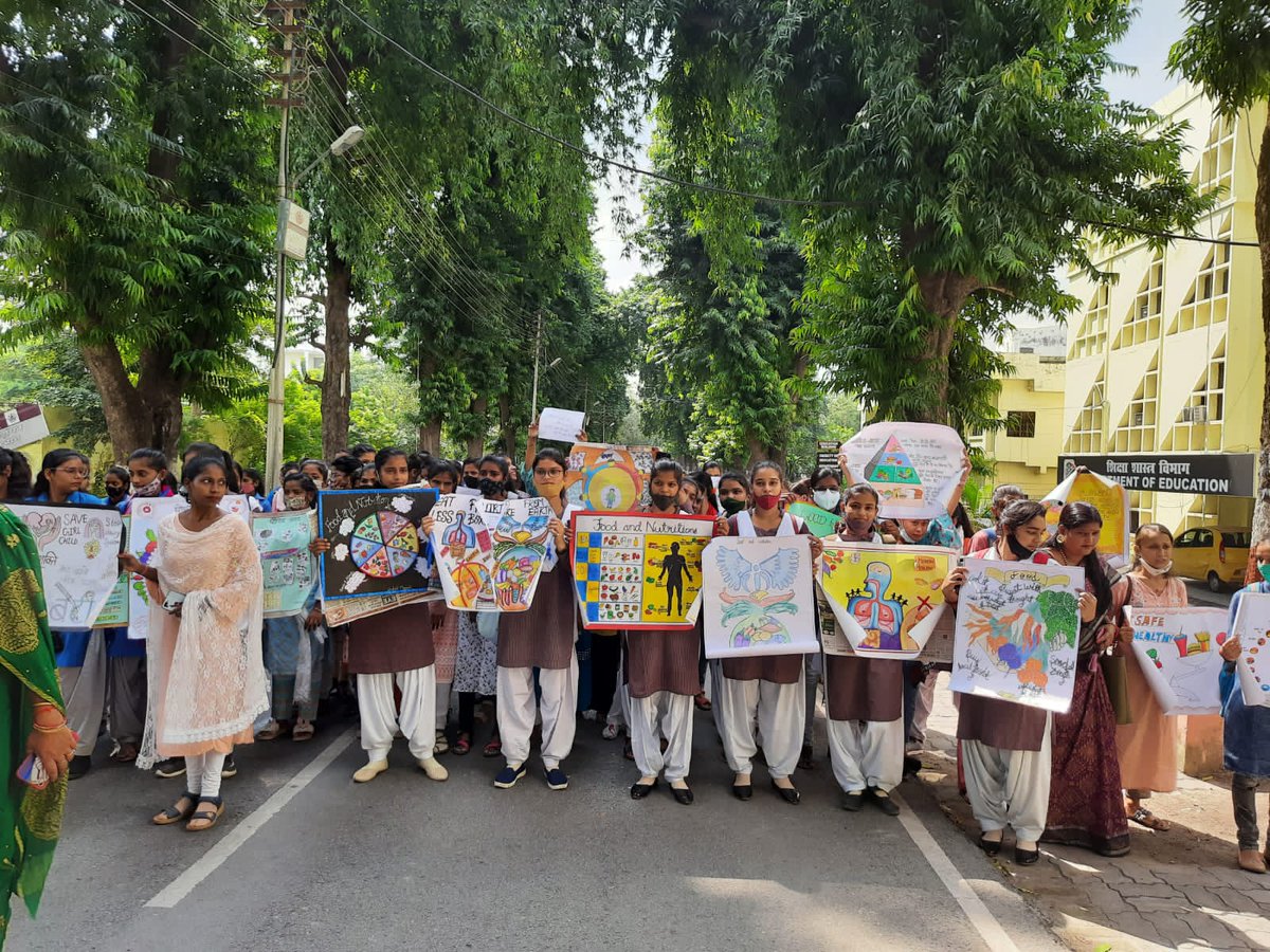 lumissionshakti's tweet photo. @HomeScienceLU today organised an extremely important session on #BreastCancerAwareness and importance of #nutritioninwomen as a part of #POSHANMaah2021 and @missionshaktiup 
Students interacted with Dr. Ekta Sharma from @ApolloInter who clarified doubts about the deadly disease. https://t.co/i4r20k6yGf