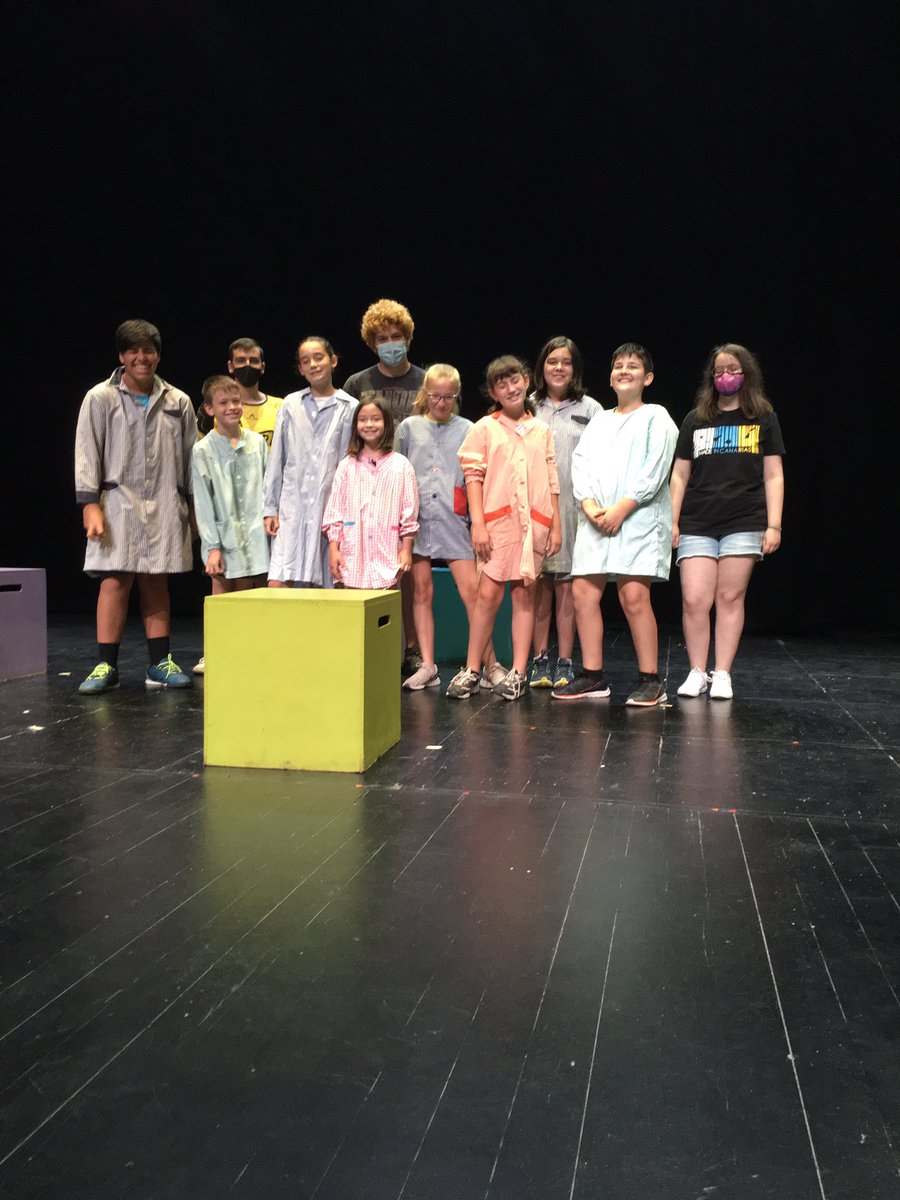 CrisiPerpetua's tweet photo. Avui Aula de Teatrede la Companyia de Comèdies CRISI PERPETUA.
Tornem a començar. https://t.co/wKgR6YFQ1o