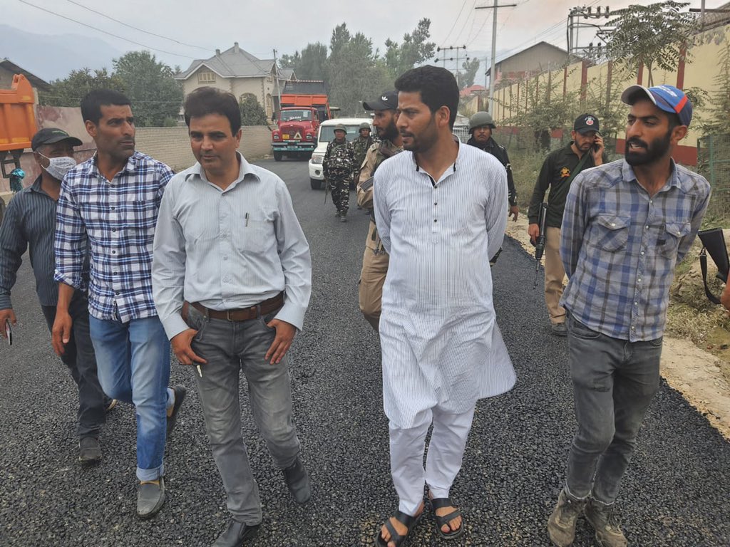 IAmErAijaz's tweet photo. Along with officials of R&B Deptt inspected the site of macadamisation of #Balhama to #Sempora road.The people of the area have felt a sign of relief.Some spots are still encroached and I assure you all that we will take extreme steps in removing the encroachments from road. https://t.co/9HRAy6QzYF