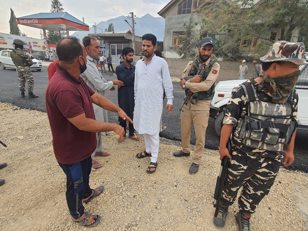 IAmErAijaz's tweet photo. Along with officials of R&B Deptt inspected the site of macadamisation of #Balhama to #Sempora road.The people of the area have felt a sign of relief.Some spots are still encroached and I assure you all that we will take extreme steps in removing the encroachments from road. https://t.co/9HRAy6QzYF