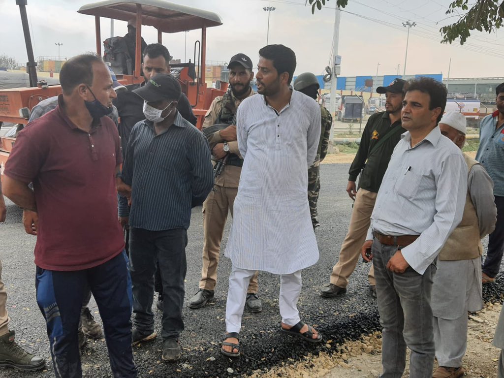 IAmErAijaz's tweet photo. Along with officials of R&B Deptt inspected the site of macadamisation of #Balhama to #Sempora road.The people of the area have felt a sign of relief.Some spots are still encroached and I assure you all that we will take extreme steps in removing the encroachments from road. https://t.co/9HRAy6QzYF