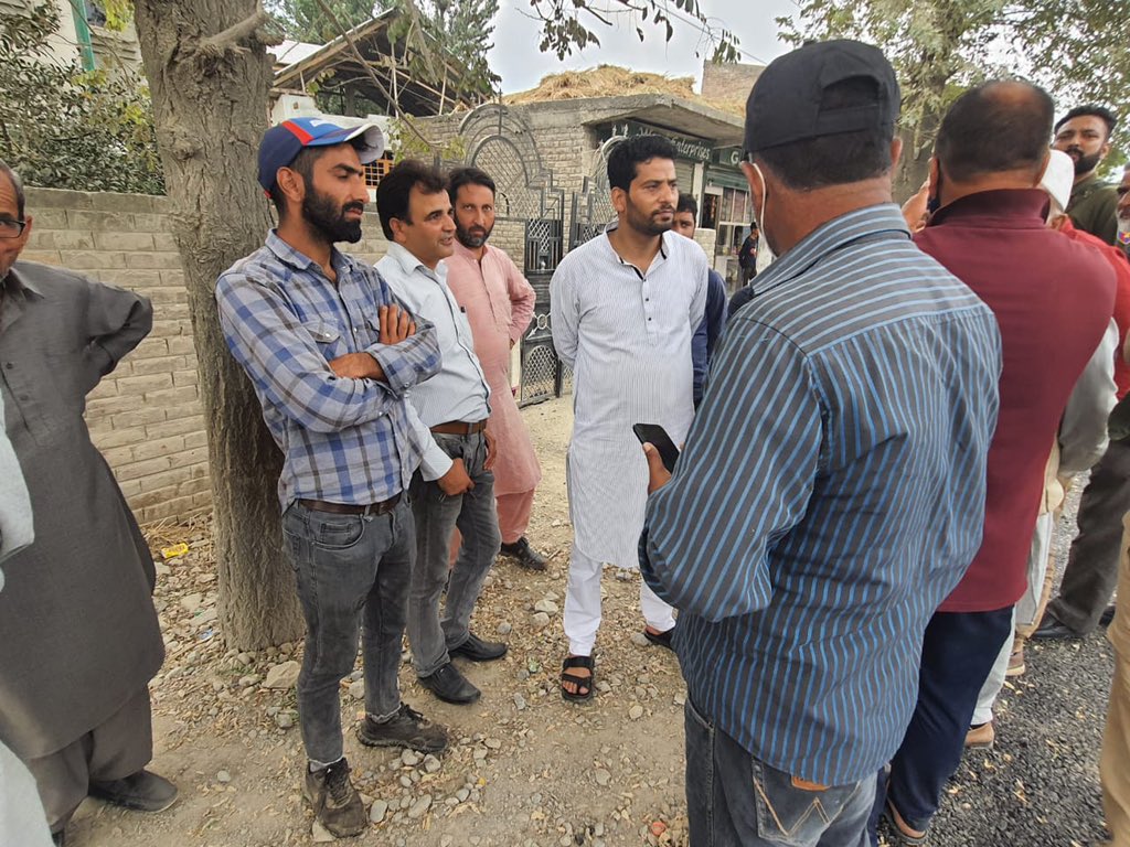 IAmErAijaz's tweet photo. Along with officials of R&B Deptt inspected the site of macadamisation of #Balhama to #Sempora road.The people of the area have felt a sign of relief.Some spots are still encroached and I assure you all that we will take extreme steps in removing the encroachments from road. https://t.co/9HRAy6QzYF