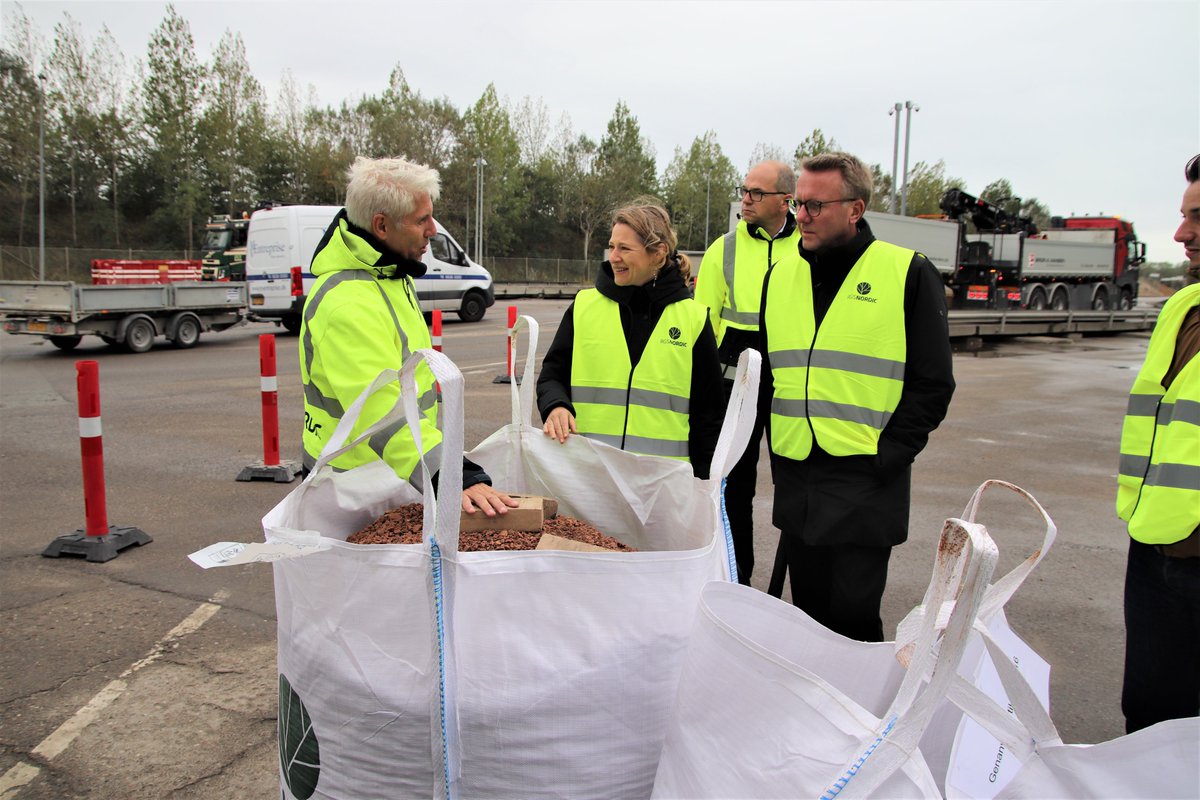 RGS Nordic (@nordicrgs) on Twitter photo Fredag morgen var <a href="/SophieHAndersen/">Sophie Hæstorp</a> sammen med skatteminister <a href="/mfMorten/">Morten Bødskov</a> på besøg hos RGS Nordic, for at høre mere om, hvordan København kan blive bedre til at genanvende bygge- og anlægsaffald i bestræbelserne på at blive en klimaneutral storby inden 2035 #dkpol #dkgreen♻️ Fredag morgen var <a href="/SophieHAndersen/">Sophie Hæstorp</a> sammen med skatteminister <a href="/mfMorten/">Morten Bødskov</a> på besøg hos RGS Nordic, for at høre mere om, hvordan København kan blive bedre til at genanvende bygge- og anlægsaffald i bestræbelserne på at blive en klimaneutral storby inden 2035 #dkpol #dkgreen♻️