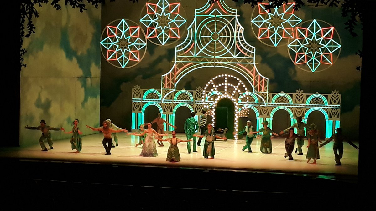 AntuHalty's tweet photo. En un estreno para recordar, @RiccettoMaria y Francesco Ventriglia saludan a un @AuditorioSodre colmado y de pie por el estreno de Mago de Oz. Una puesta bellísima https://t.co/WwNVR7i1aY