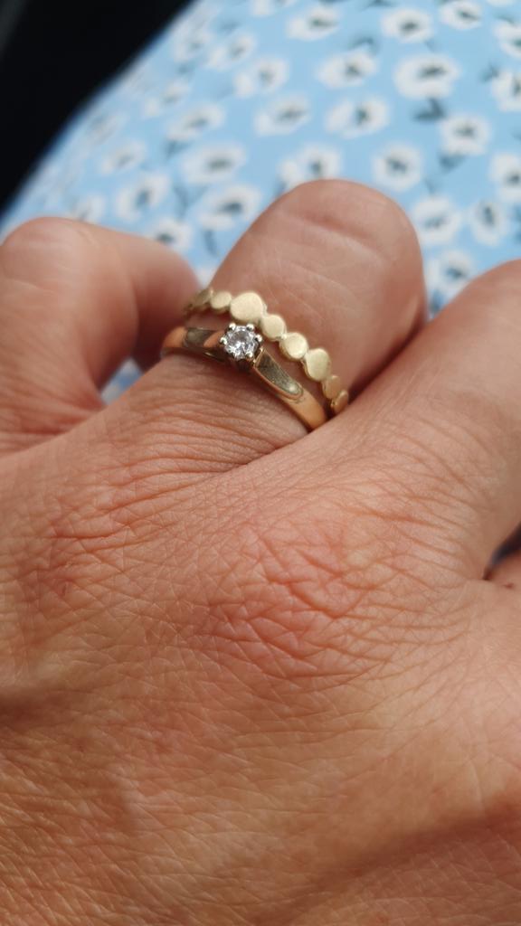 Vanochtend verloren gouden ring met rondjes (bovenste) tijdens wandeling ri Milligerplas. (Westenholte, Stadshagen, Fankhuis, Westenholte) veel emotionele waarde RT=lief #verloren #ring <a href="/stadshagennws/">StadshagenNieuws.nl</a> @wijkservicepunt
