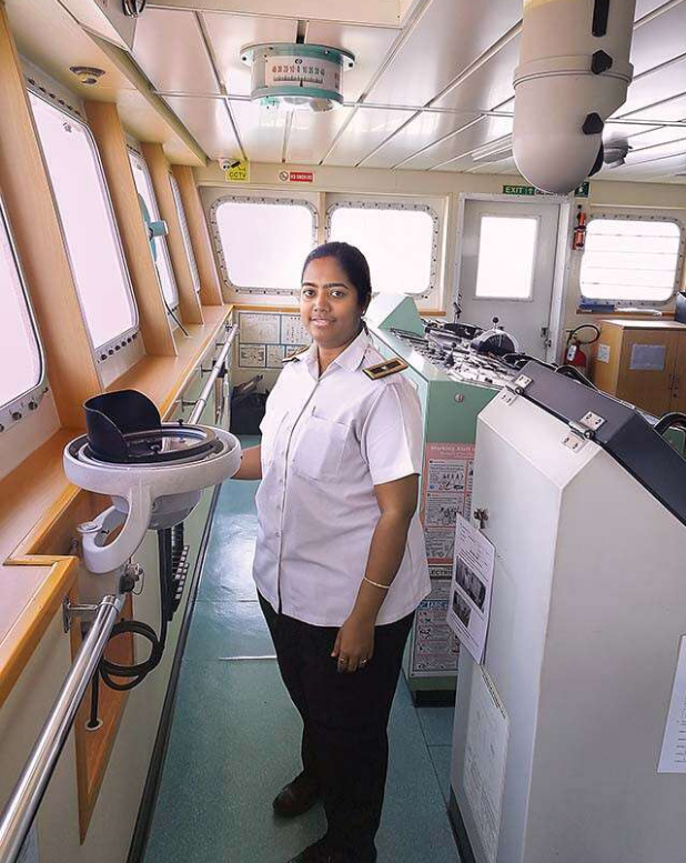_bharatkibeti_'s tweet photo. Riding The Rough Seas: #RiverPilot Reshma Nilofer
The WORLD’S FIRST & ONLY #Woman river pilot, Reshma Nilofer guides ships along the dangerous waters of the #Hooghly.
She is with the #Kolkata PortTrust
@FeminaIndia
#InspiringWoman
1/3 https://t.co/F3JFXJTPlU
