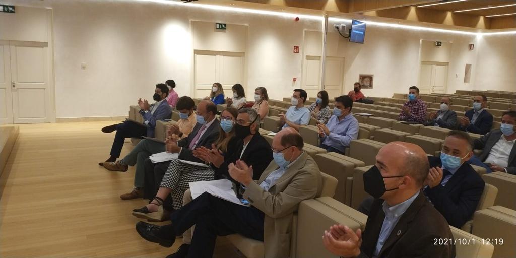 caminosmadrid's tweet image. Tras la deliberación del jurado, Antonio Velázquez, subdirector de infraestructuras de la @ComunidadMadrid, comunica que "la decisión ha sido muy complicada" y el equipo ganador del Hackathon #SICMA21 es el equipo nº 3, de @Emesa30. ¡Enhorabuena!