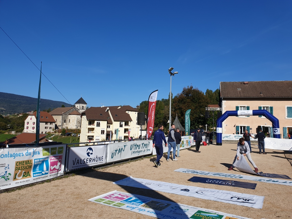 FerrariUgo1's tweet photo. Top départ pour l'Ultra Trail des Montagnes du Jura 🎤
#souslesoleil #jura #ultratraildesmontagnesdujura #187km @globrunner @ENDU_MAG @LaMontagne_TDS @auvergnerhalpes https://t.co/1s0VrY8v0t