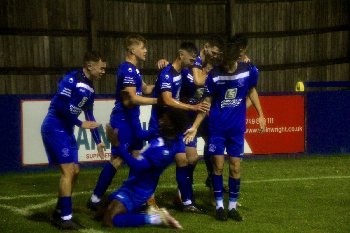 ChipTownAcademy's tweet photo. Only one way to celebrate in the rain🧎♂️🧎♂️
#futurebluebirds #fayouthcup #kneeslides https://t.co/ZyNyW35xkt