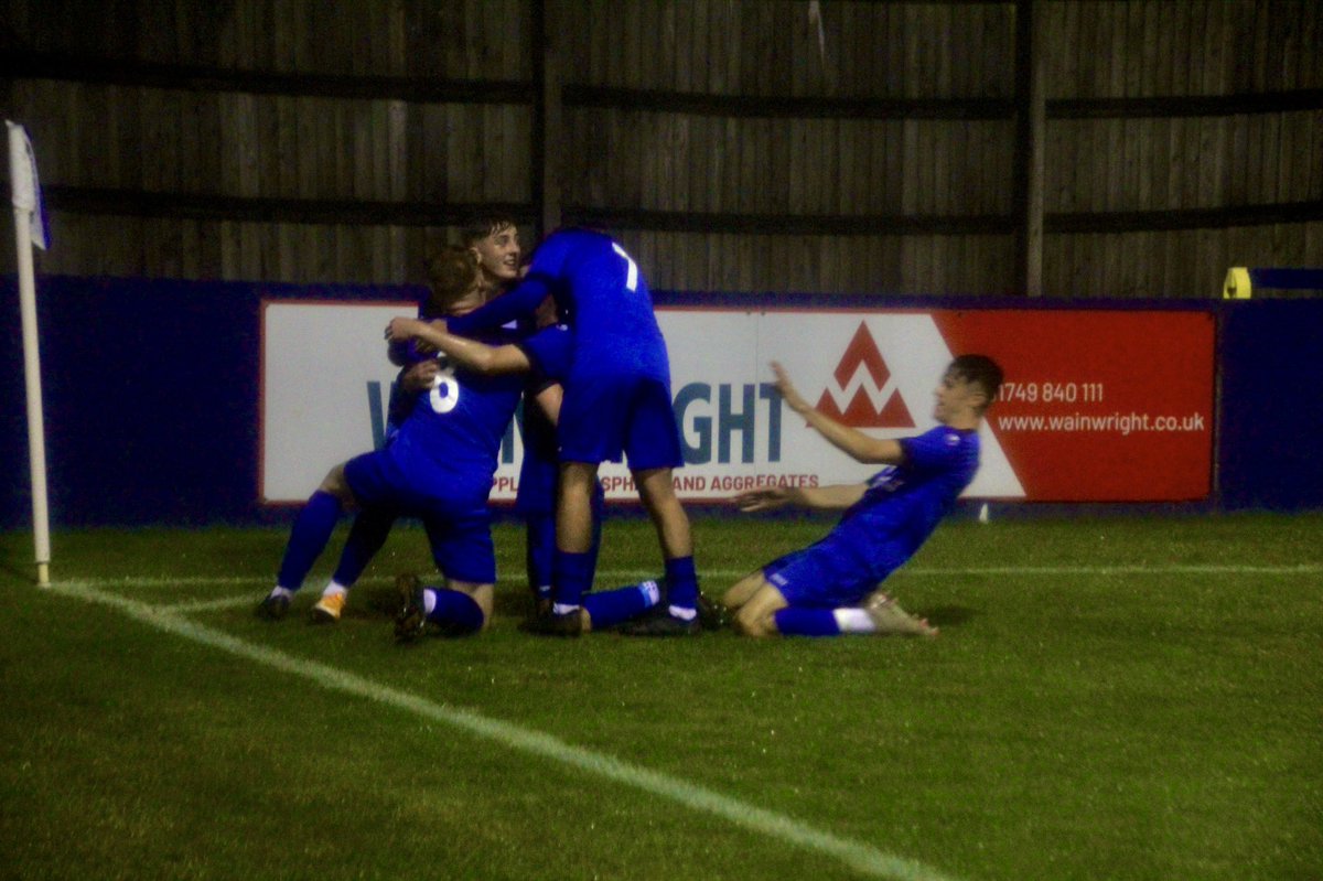 ChipTownAcademy's tweet photo. Only one way to celebrate in the rain🧎♂️🧎♂️
#futurebluebirds #fayouthcup #kneeslides https://t.co/ZyNyW35xkt