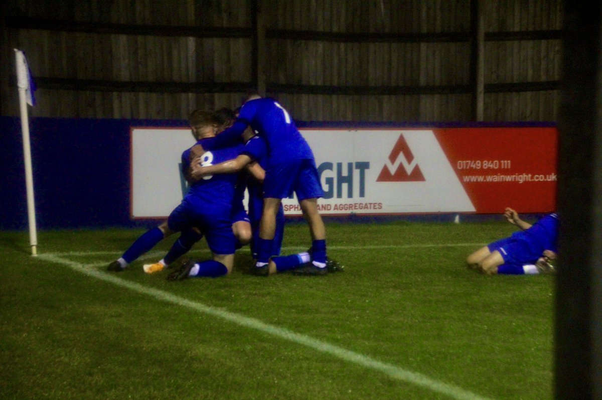 ChipTownAcademy's tweet photo. Only one way to celebrate in the rain🧎♂️🧎♂️
#futurebluebirds #fayouthcup #kneeslides https://t.co/ZyNyW35xkt