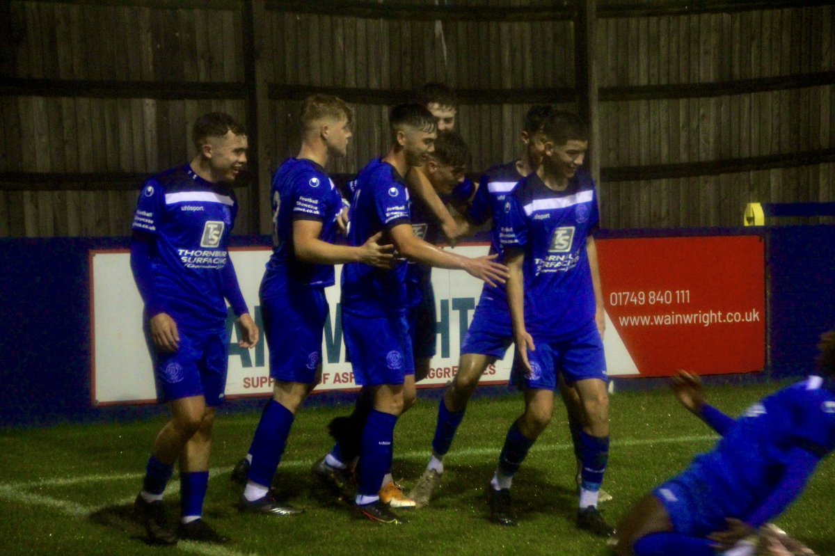 ChipTownAcademy's tweet photo. Only one way to celebrate in the rain🧎♂️🧎♂️
#futurebluebirds #fayouthcup #kneeslides https://t.co/ZyNyW35xkt