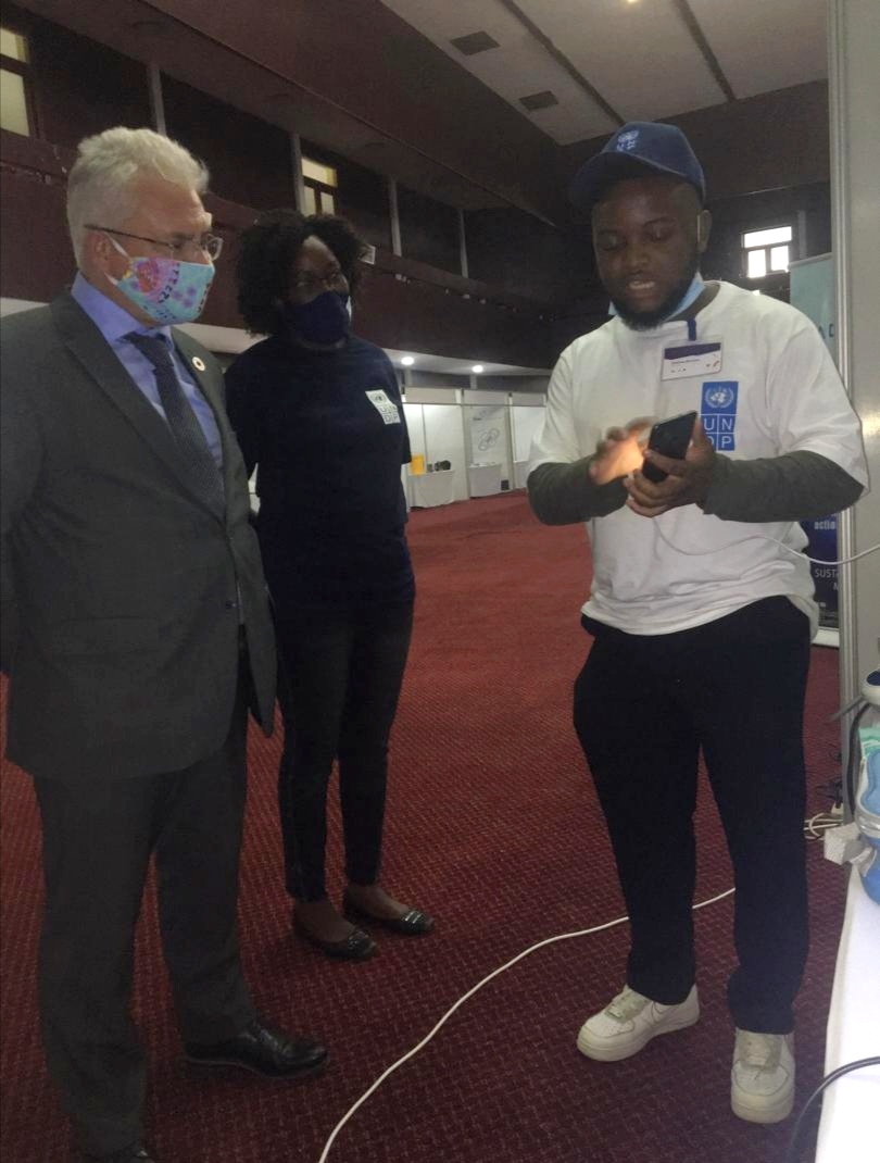 cheggdotorg's tweet photo. Tafadzwa was selected from over 3,500 nominations and applications from 94 countries around the world.
 
Learn more about @kalimunzwa here: https://t.co/cr2s5Tzvgv 

#GlobalStudentPrize #StudentVoice @VarkeyFdn https://t.co/2hHCwwWkug