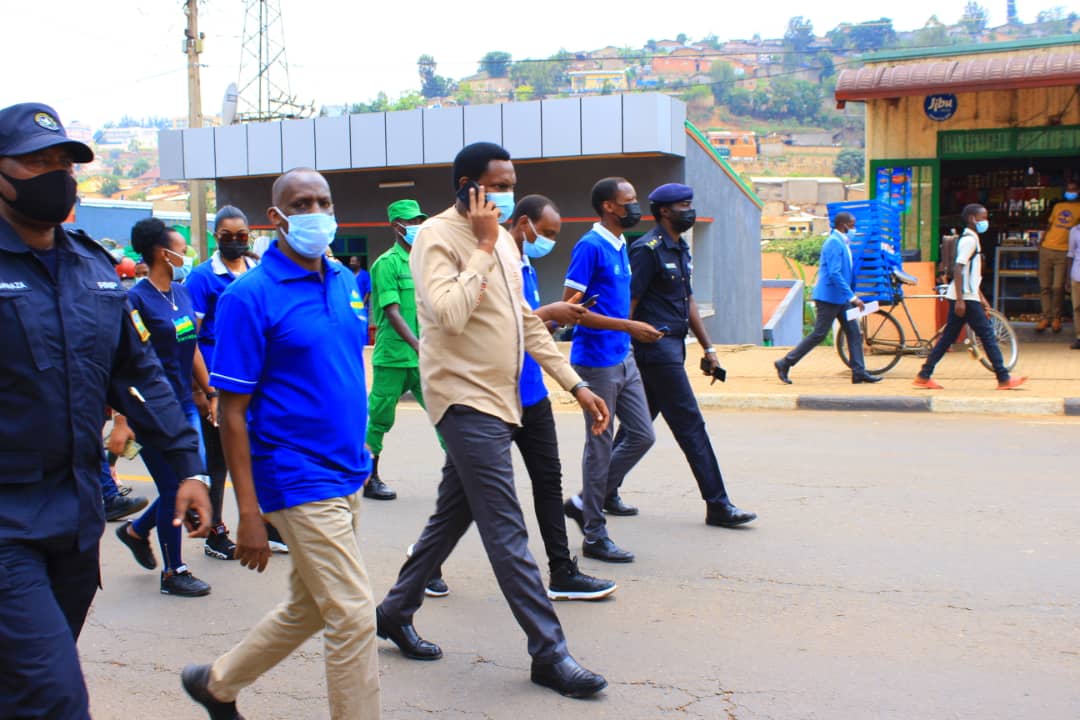 kimisagaraRyvcp's tweet photo. @RwandaYouthVol1 @Kimisagara_Sect twifatanyije na #DEA @EmmyNGABONZIZA1, #DPCEO IP M.Shadrack na Vice-Coordinator @NyarugengeV
mu rugendo rwo gutangiza ukwezi kwahariwe ibikorwa by'ubukorerabushake mu rubyiruko
@AbdallahMurenzi @RwandaLocalGov
@Rwandapolice
#VolunteersMonth https://t.co/jhVfRBCsul