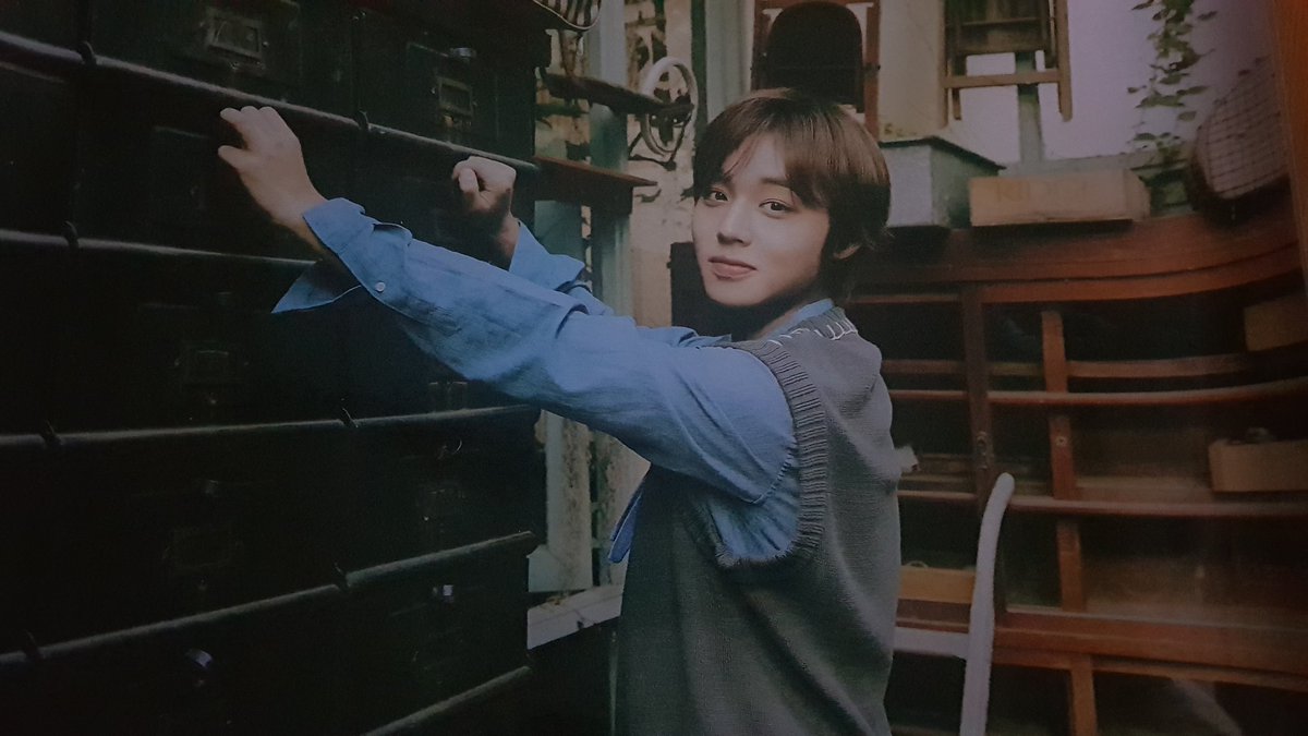 JH_theGenius's tweet image. 포스터는 둘곳이 없어 한세트만 샀는데 포스터 사진 너무 좋다!!! 한셋트 더 살걸 후회중 역시 잘생긴 #박지훈 은 크게크게 봐야 😊
내 푸손으론 담을수없게 예쁘다..포카로도 갖고싶다..
#YourCollection
#PARKJIHOON