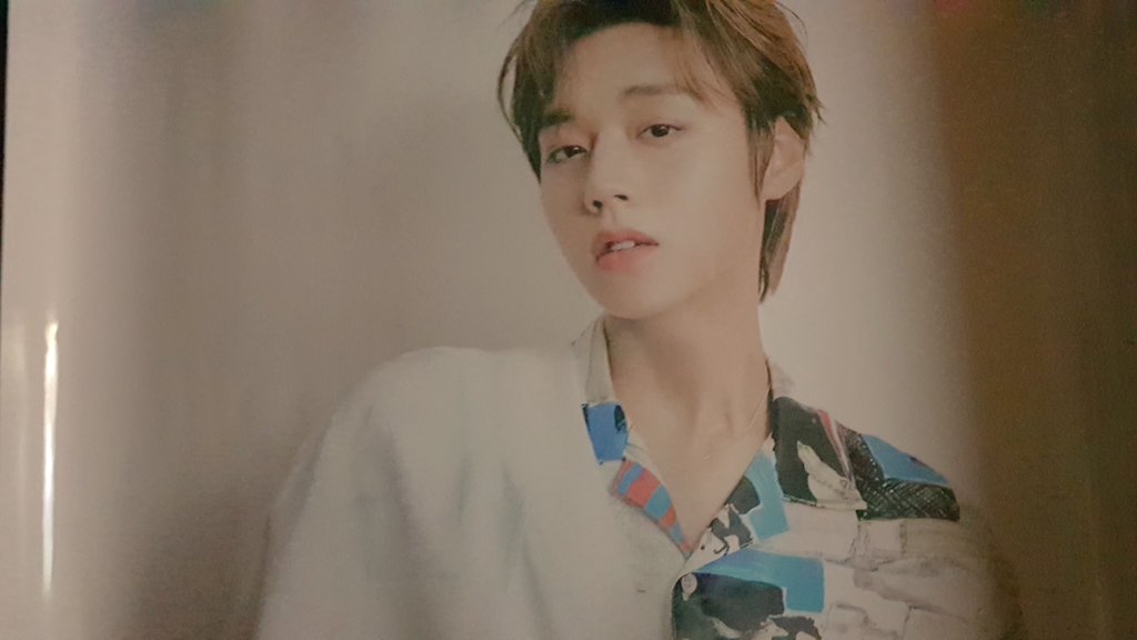 JH_theGenius's tweet image. 포스터는 둘곳이 없어 한세트만 샀는데 포스터 사진 너무 좋다!!! 한셋트 더 살걸 후회중 역시 잘생긴 #박지훈 은 크게크게 봐야 😊
내 푸손으론 담을수없게 예쁘다..포카로도 갖고싶다..
#YourCollection
#PARKJIHOON